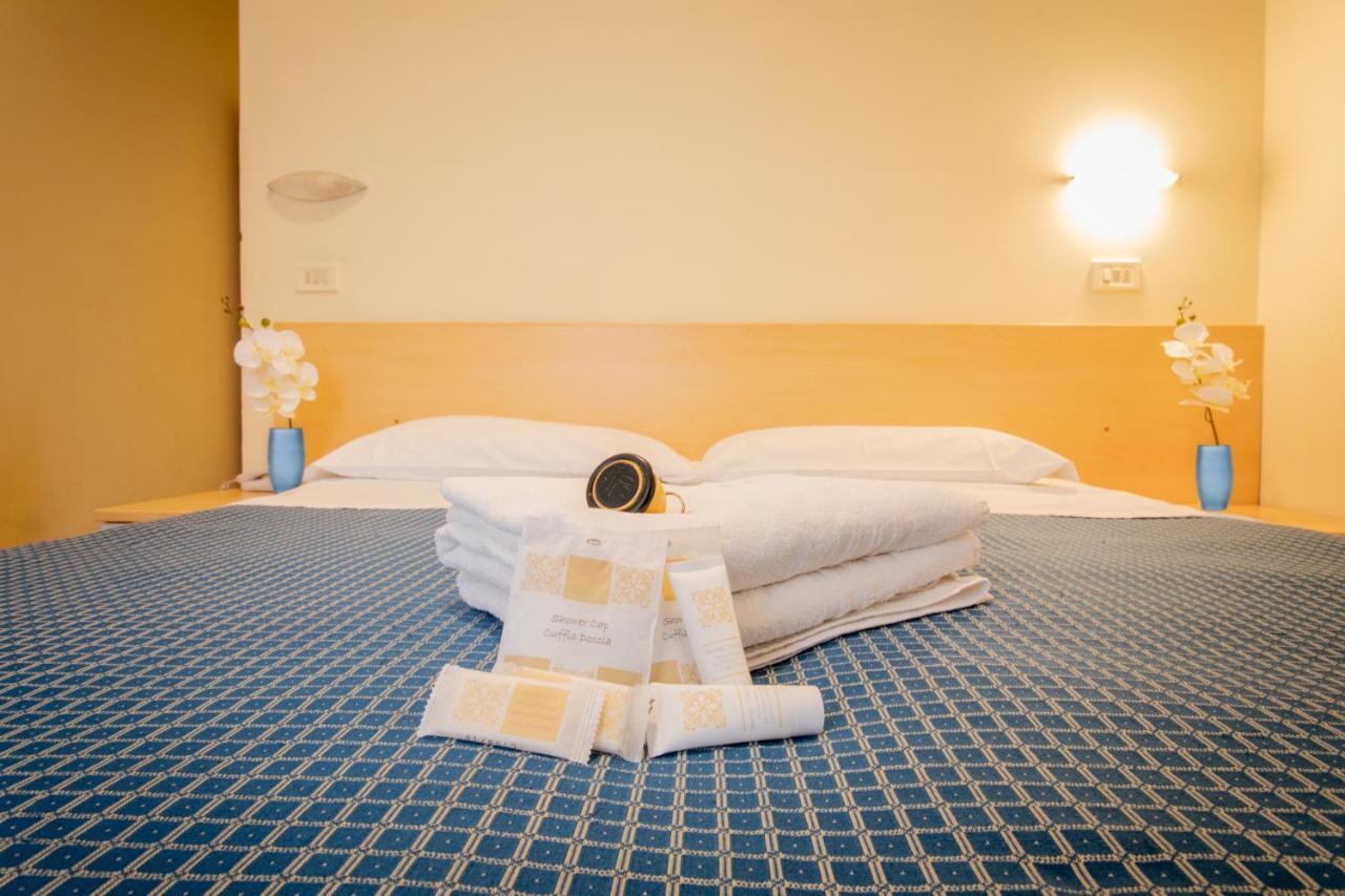 Hotel Fantasy Римини Екстериор снимка