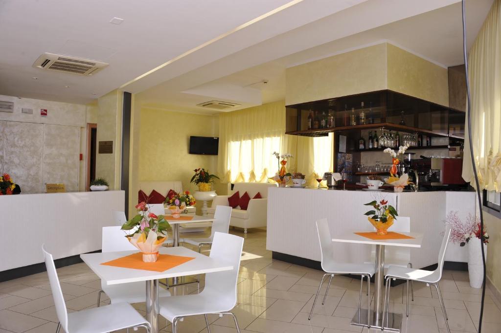 Hotel Fantasy Римини Екстериор снимка