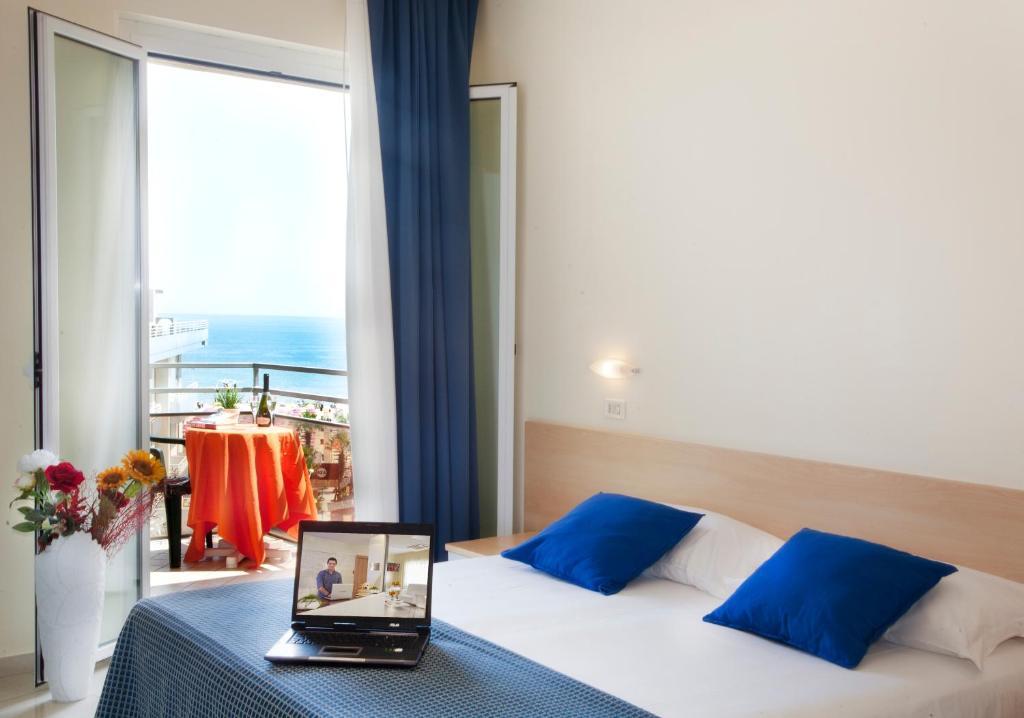 Hotel Fantasy Римини Екстериор снимка